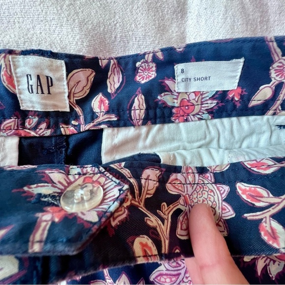 Gap Women NWT Women’s Size 8 Navy Blue Floral Stretch Mid‎ Rise City Shorts - Picture 9 of 11
